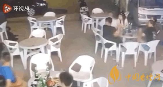 警方通報(bào)小車(chē)沖過(guò)夜市撞飛數(shù)人 這一幕太驚險(xiǎn)了！