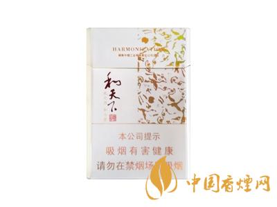2020白沙和天下價(jià)格表和圖片 2020和天下香煙是白沙牌香煙中的一種，說起和天下香煙，相信大家都認(rèn)識(shí)，和天下是高端香煙品牌,隸屬于湖南中煙工業(yè)有限責(zé)任公司，那么，2020年白沙和天下多少錢一包呢?趕緊來看看吧!  和天下香煙  和天下香煙時(shí)尚大氣的包裝　簡(jiǎn)潔流暢的線條　以紫色為主色調(diào)的搭配　無一不顯示出和天下的不凡紫色在中國傳統(tǒng)里是尊貴的顏色，如北京故宮又稱為“紫禁城”亦有所謂“紫氣東來” 口感上此款雅香綿滑，香氣醇和，余味純凈，實(shí)屬難得一見的神品啊!  系列產(chǎn)品  和天下(尊尚中支)  類型： 烤煙型  煙氣煙堿量： 0.0 mg  煙長： 84 mm  過濾嘴長： 25 mm  包裝形式： 條盒硬盒  單盒支數(shù)： 20  銷售形式： 國產(chǎn)內(nèi)銷  生產(chǎn)狀態(tài)： 待上市  備注： 白沙和天下尊尚中支  和天下(尊尚5000)  類型： 烤煙型  煙氣煙堿量： 0.0 mg  煙長： 88 mm  過濾嘴長： 25 mm  包裝形式： 條盒硬盒  單盒支數(shù)： 20  銷售形式： 國產(chǎn)內(nèi)銷  生產(chǎn)狀態(tài)： 已上市  備注： 白沙和天下尊尚5000  白沙(硬和天下雙中支)  單盒參考價(jià)： 90 元  條盒參考價(jià)： 900 元  條盒批發(fā)價(jià)： 763.2 元  小盒條形碼： 6901028204798  條包條形碼： 6901028204804  白沙(和天下天下韶山)  單盒參考價(jià)： 100 元  條盒參考價(jià)： 1000 元  小盒條形碼： 6901028196925  條包條形碼： 6901028196932  白沙(軟和天下檀香)  單盒參考價(jià)： 100 元  條盒參考價(jià)： 1000 元  條盒批發(fā)價(jià)： 763.2 元  白沙(和天下細(xì)支)  單盒參考價(jià)： 100 元  條盒參考價(jià)： 1000 元  條盒批發(fā)價(jià)： 720.8 元  小盒條形碼： 6901028196048  條包條形碼： 6901028196055  白沙(軟和天下)  單盒參考價(jià)： 100 元  條盒參考價(jià)： 1000 元  條盒批發(fā)價(jià)： 720.8 元  小盒條形碼： 6901028196017  條包條形碼： 6901028196024  白沙(和天下)  單盒參考價(jià)： 100 元  條盒參考價(jià)： 1000 元  條盒批發(fā)價(jià)： 848 元  小盒條形碼： 6901028196925  條包條形碼： 6901028196932  通過以上的信息可以了解到2020年白沙和天下的價(jià)格，以上就是香煙網(wǎng)為您提供的關(guān)于2020白沙和天下價(jià)格表和圖片，白沙和天下多少錢一包?的信息，想要了解更多的信息請(qǐng)來關(guān)注香煙網(wǎng)吧!白沙和天下多少錢一包？