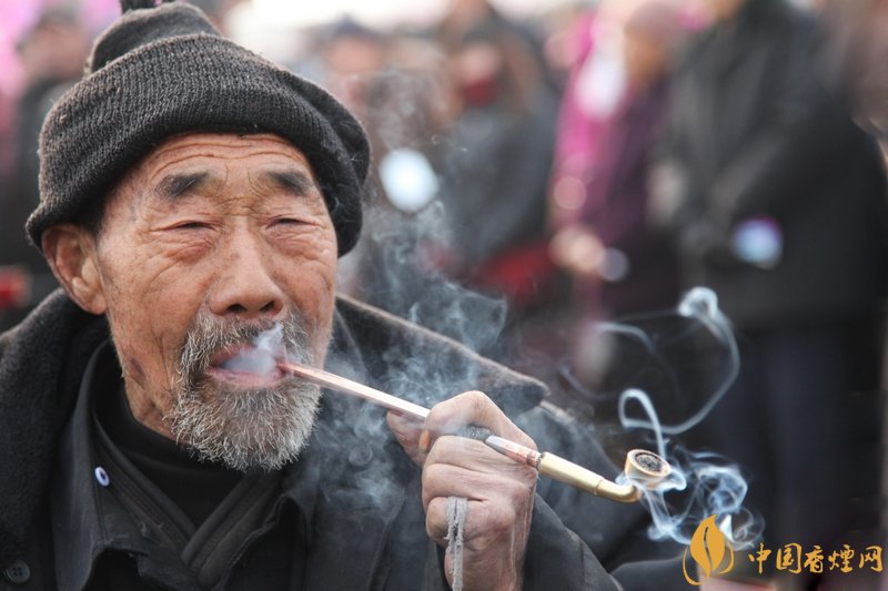 旱煙和煙卷哪個危害大，旱煙袋很有講究