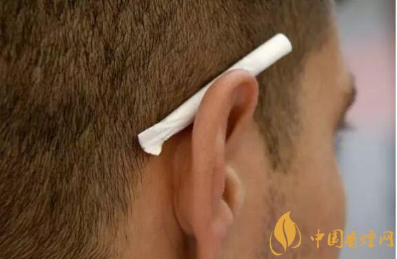 香煙夾耳朵上是怎么來(lái)的，耳夾煙是男人的專利